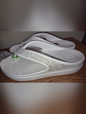 New With Tags White Crocs Women's Sloane Glitter flip-flop Wedge Sandals Size 8